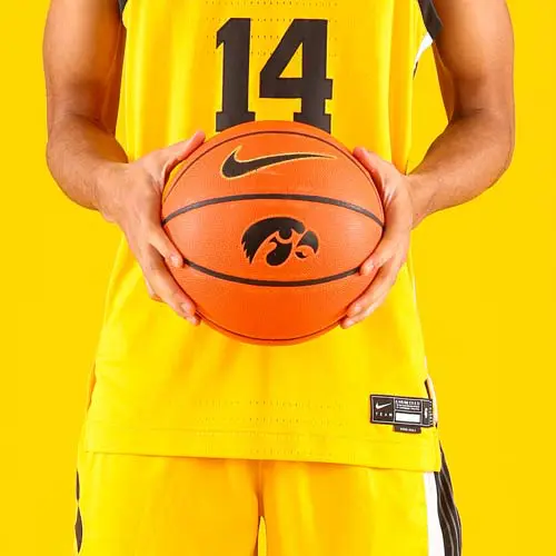 basektball player making layup